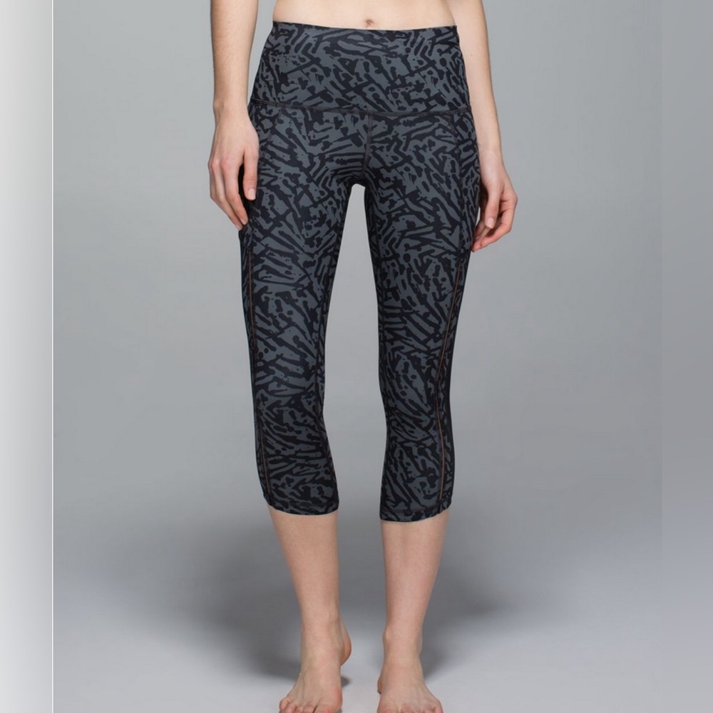 Lululemon Hot To Street Crop Size 4 Biggie Brushed Animal Coal Black